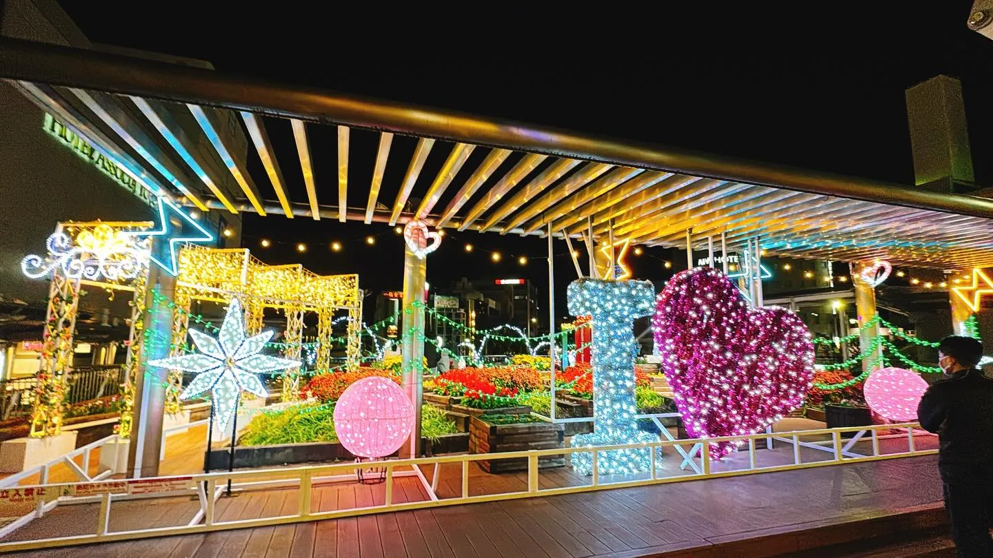 年末が近づき、街のイルミネーションが一層美しく輝く季節になり...